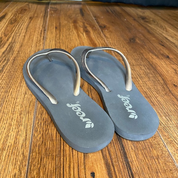 Reef Flip Flops - Like New! - Picture 3 of 3